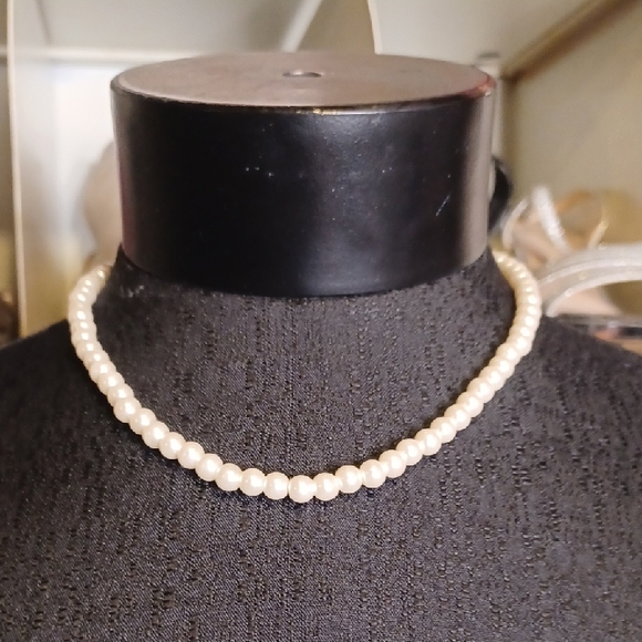 Jewelry - Elegant Pearl Necklace